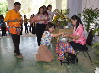 พิธีสรงน้ำพระและรดน้ำ﻿ขอพรเนื่องในประเพณีวันสงกรานต์ ... พารามิเตอร์รูปภาพ 21